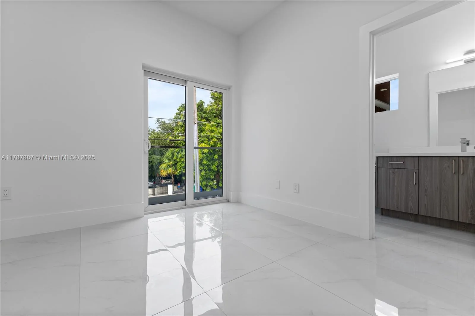 at 3142 Carter St, Miami, FL 33133 Unit For Sale 3 Bedrooms 4 Bathrooms MLS# A11787887 Price $1,349,000 2112