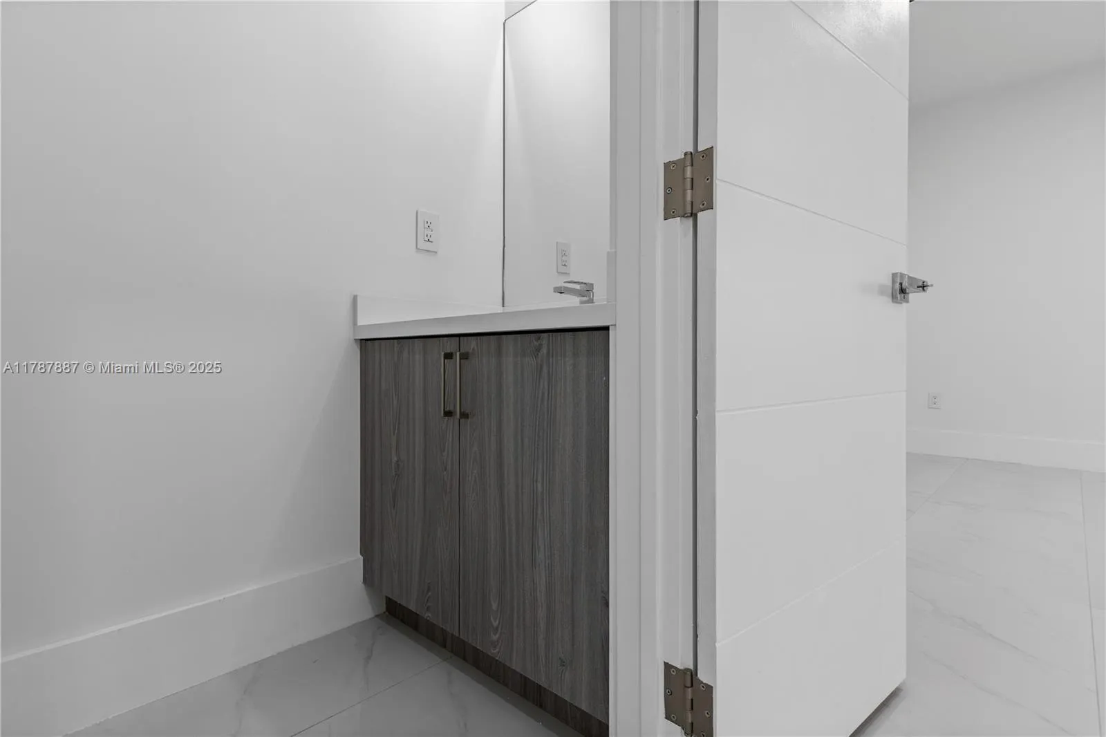 at 3142 Carter St, Miami, FL 33133 Unit For Sale 3 Bedrooms 4 Bathrooms MLS# A11787887 Price $1,349,000 2112