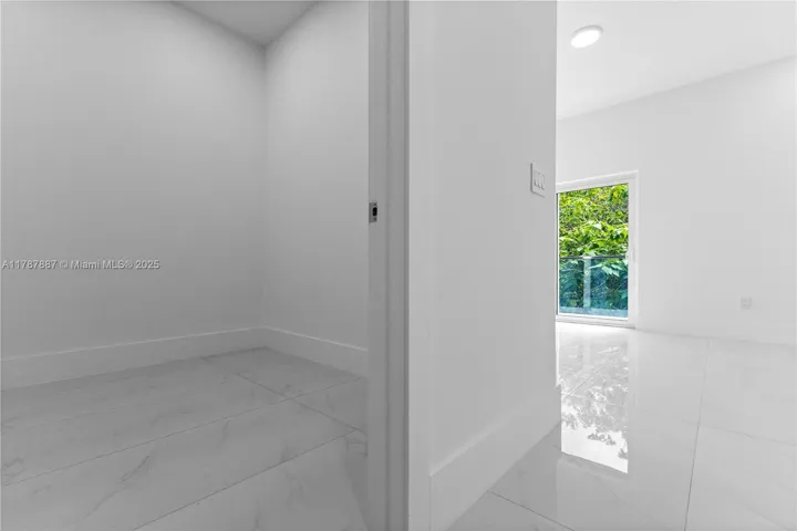 at 3142 Carter St, Miami, FL 33133 Unit For Sale 3 Bedrooms 4 Bathrooms MLS# A11787887 Price $1,349,000 2112