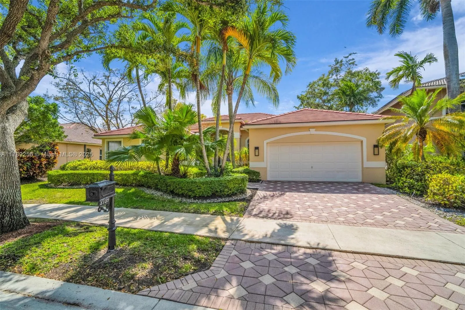 3739 Oak Ridge Cir, Weston, Florida 33331, Weston, Florida 33331, 5 Bedrooms Bedrooms, ,3 BathroomsBathrooms,Residential,For Sale,3739 Oak Ridge Cir, Weston, Florida 33331,A11789256