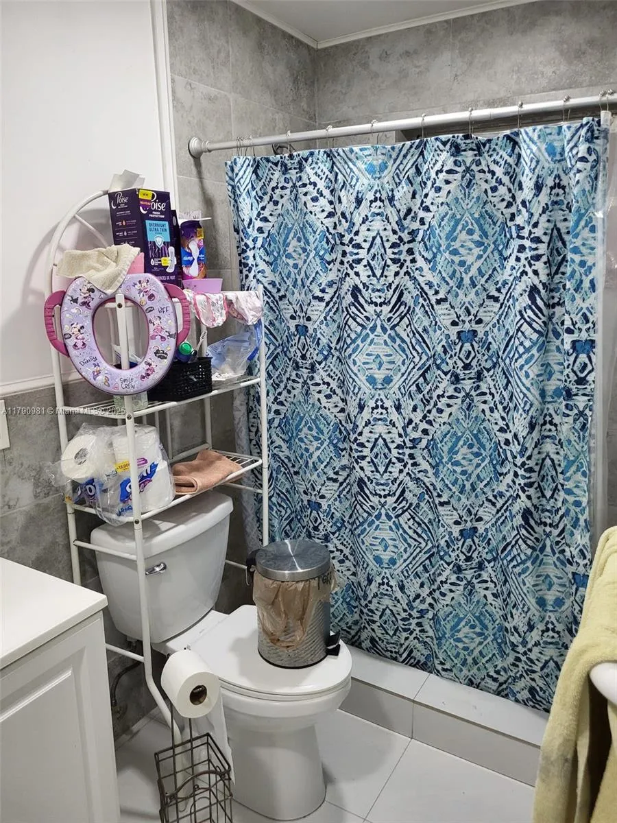 EFFICIENCY\'S BATHROOM