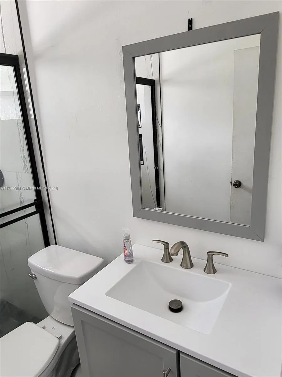 2ND UNIT BATHROOM