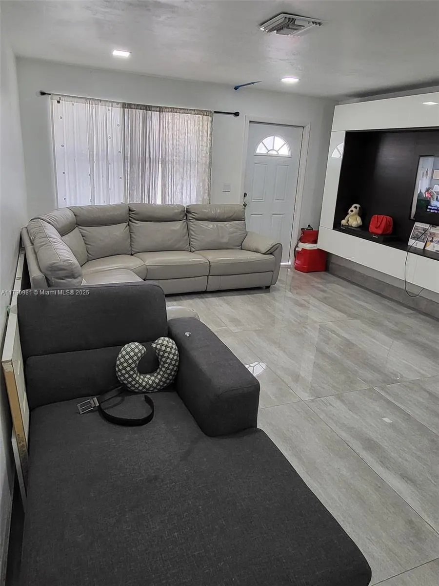 2ND UNIT LIVING ROOM