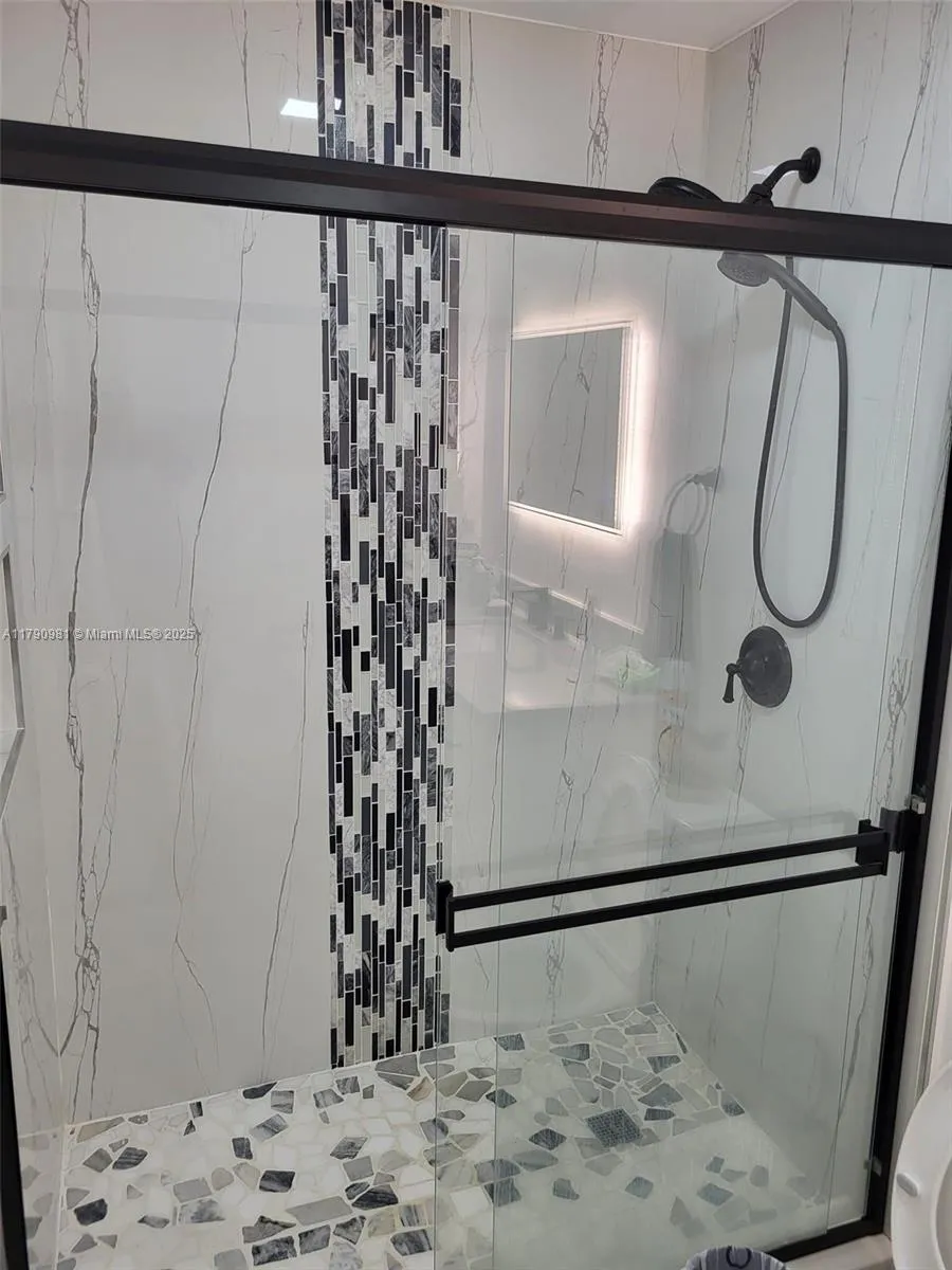 MAIN BATHROOM SHOWER