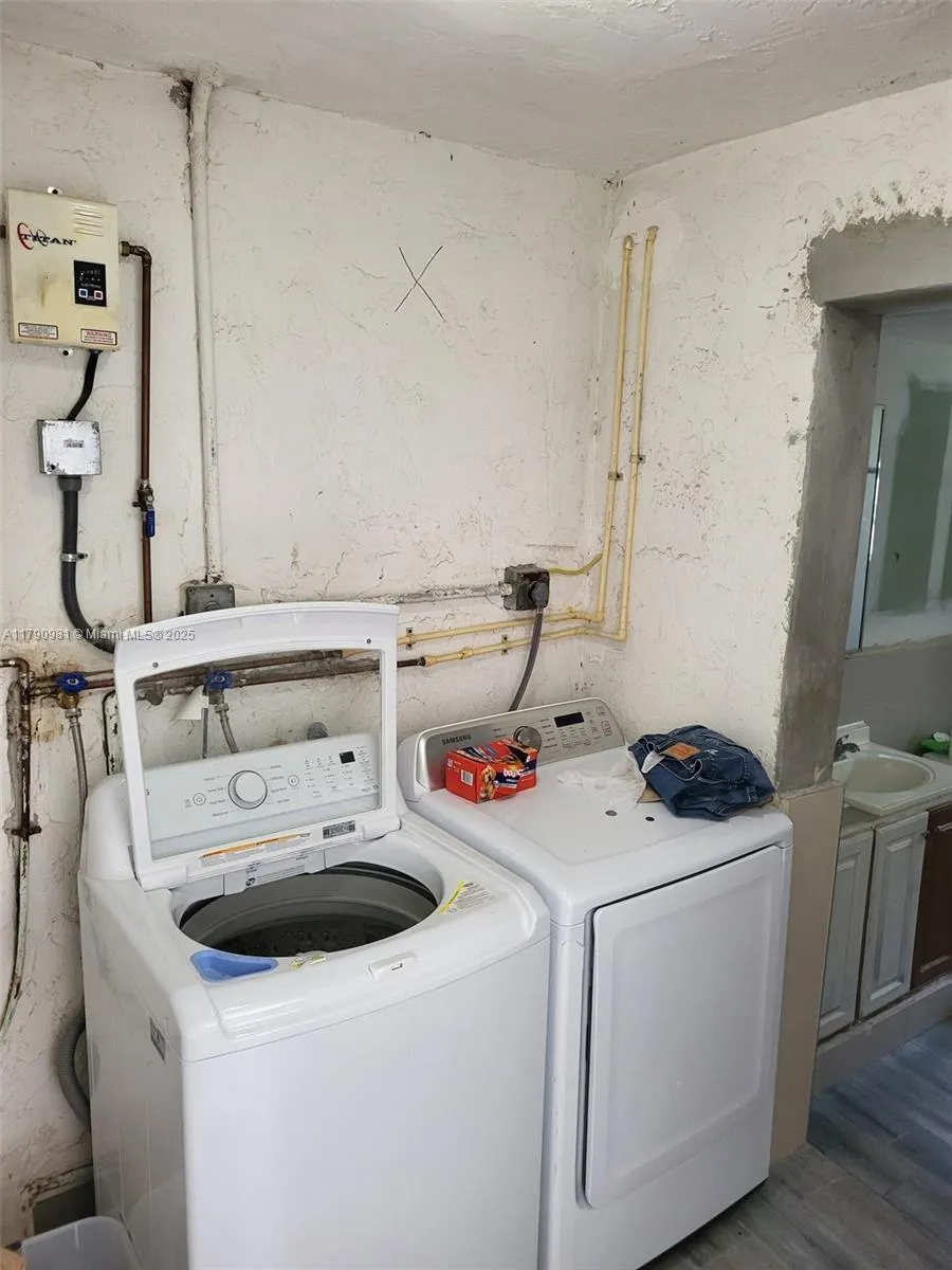LAUNDRY ROOM BY THE FAMILY ROOM
