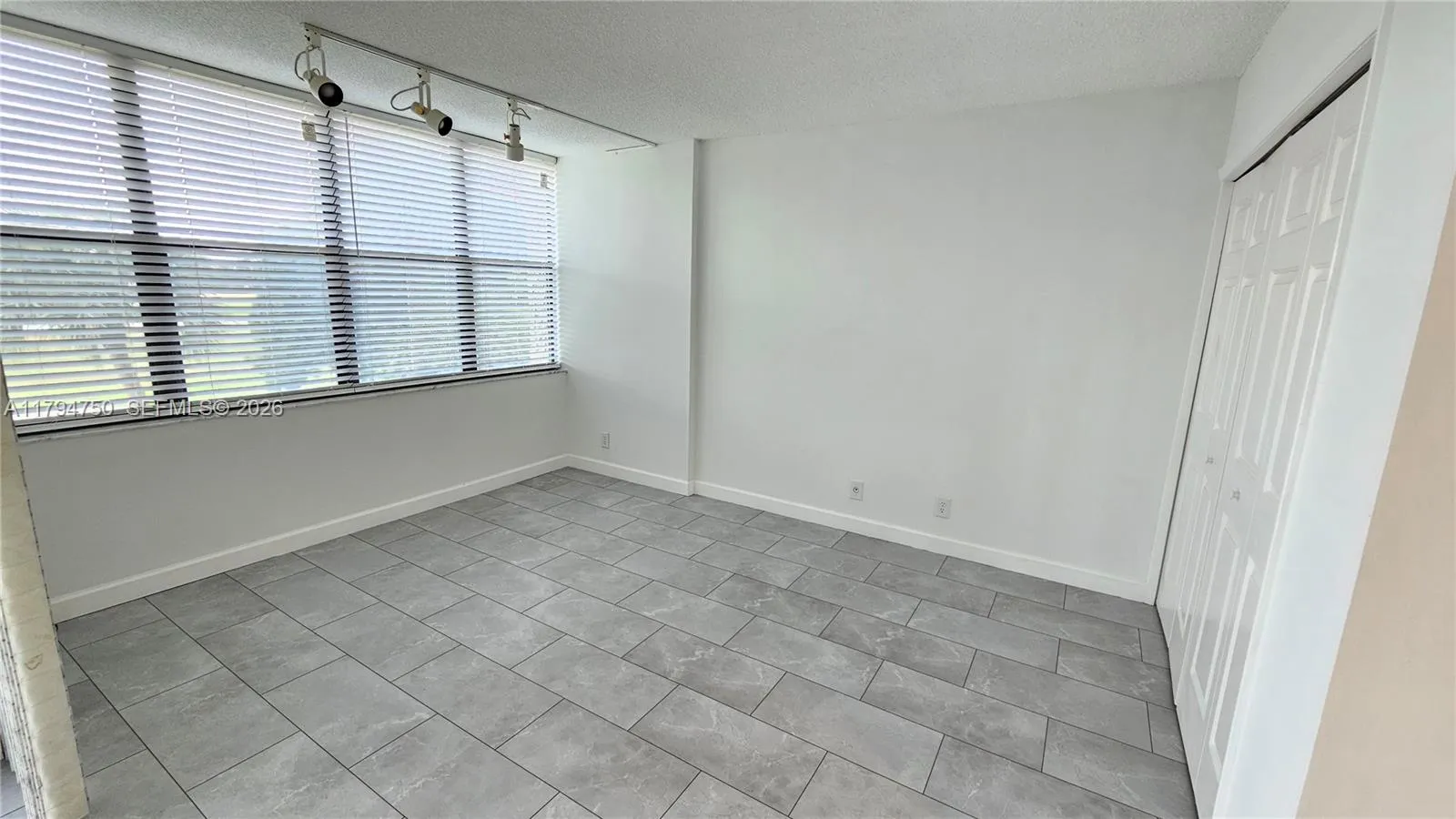 Open Bedroom-Easy to enclose