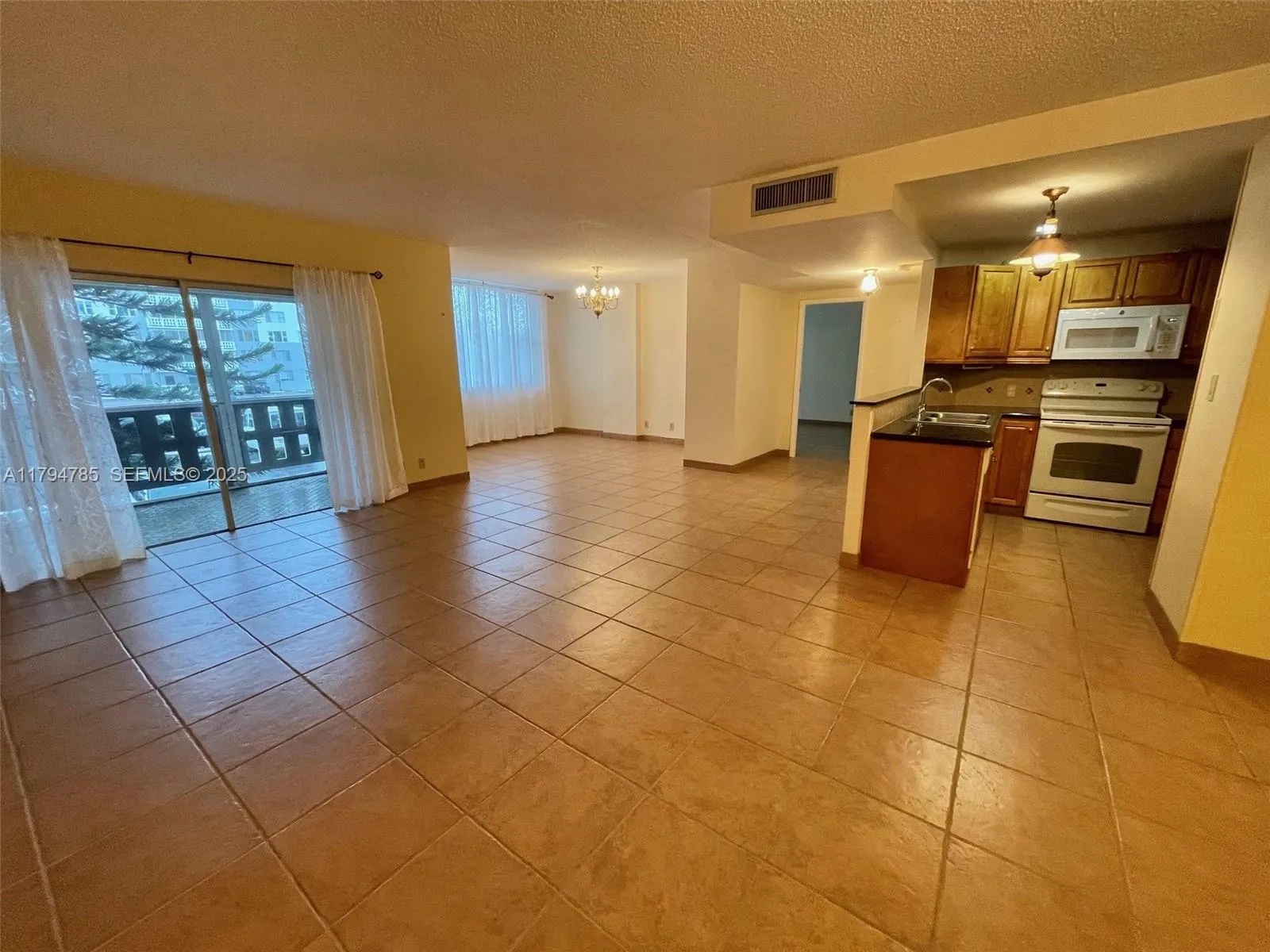 4330 Hillcrest Dr 214, Hollywood, Florida 33021, Hollywood, Florida 33021, 2 Bedrooms Bedrooms, ,2 BathroomsBathrooms,Residential,For Sale,4330 Hillcrest Dr 214, Hollywood, Florida 33021,A11794785