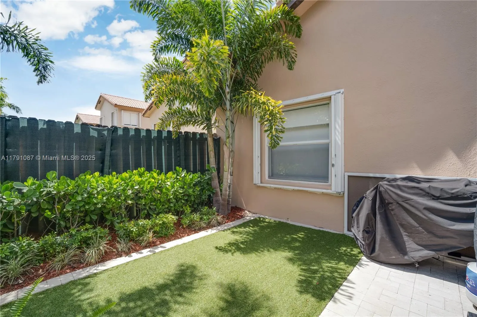 3-layered manicured landscaping with a stone border * grass area for your dog *