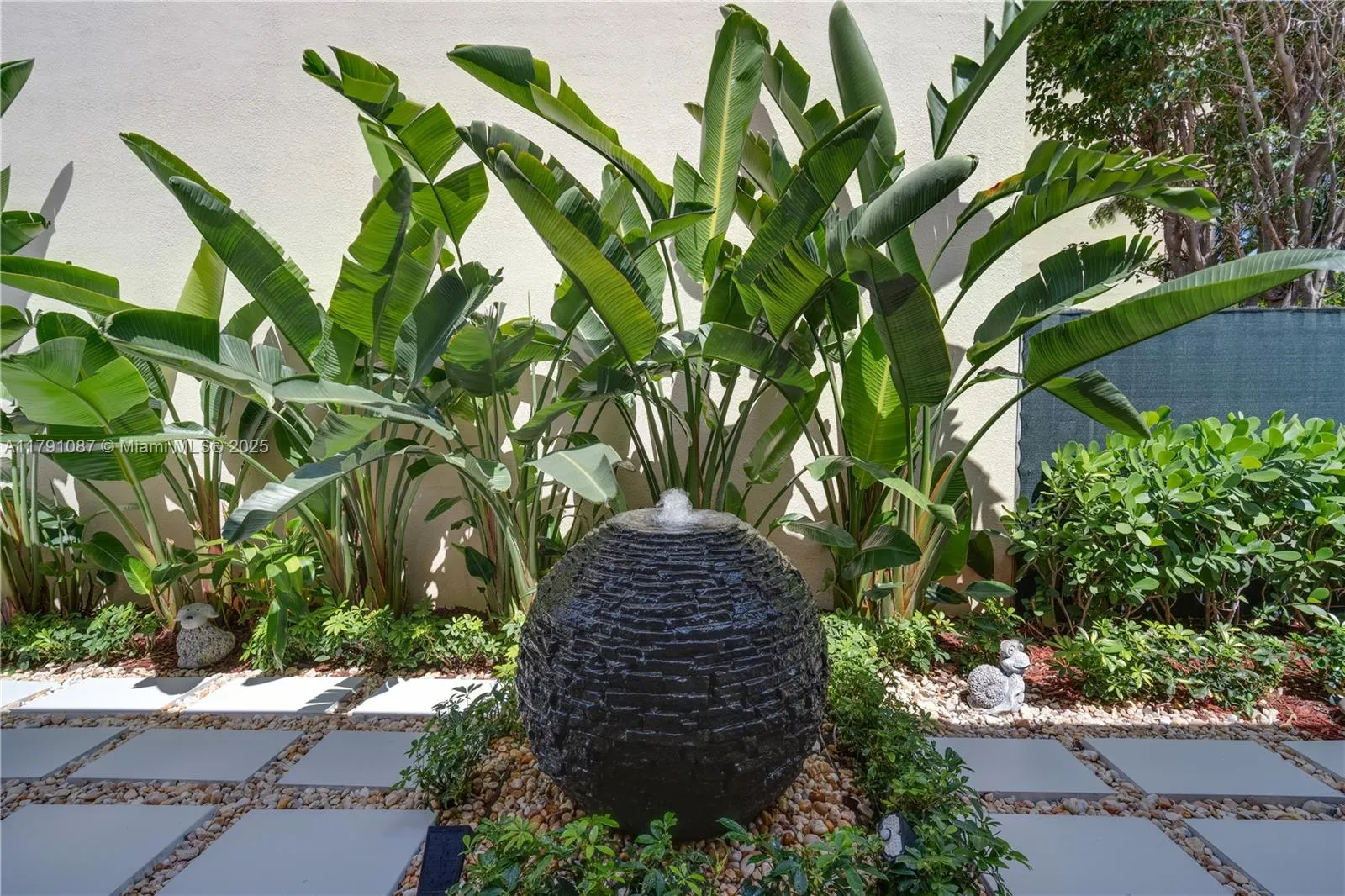 Zen-like gardens with fountains *