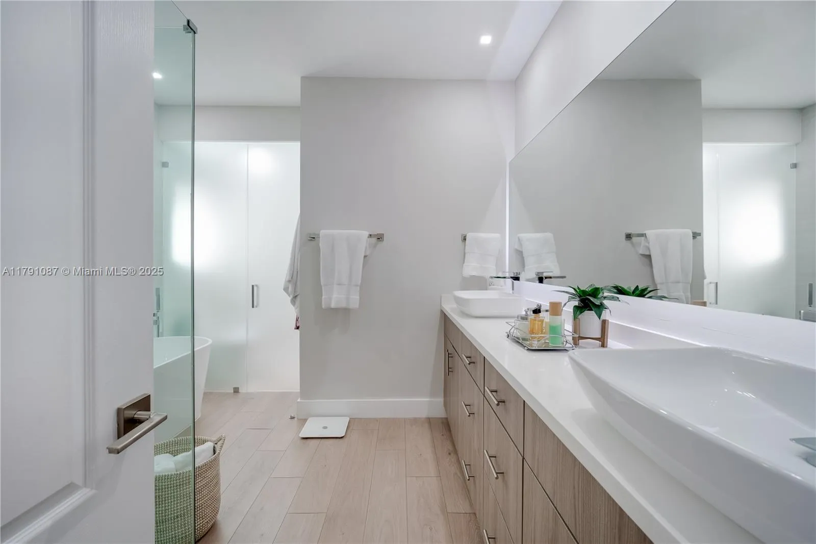 Spacious and renovated main bathroom with a shower and separate tub *