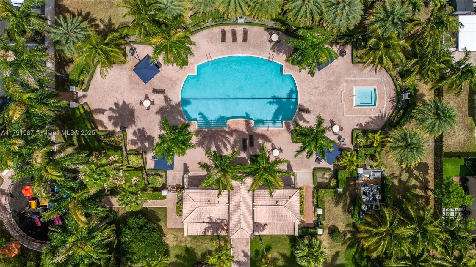 Beautiful design community pool  & spa *
