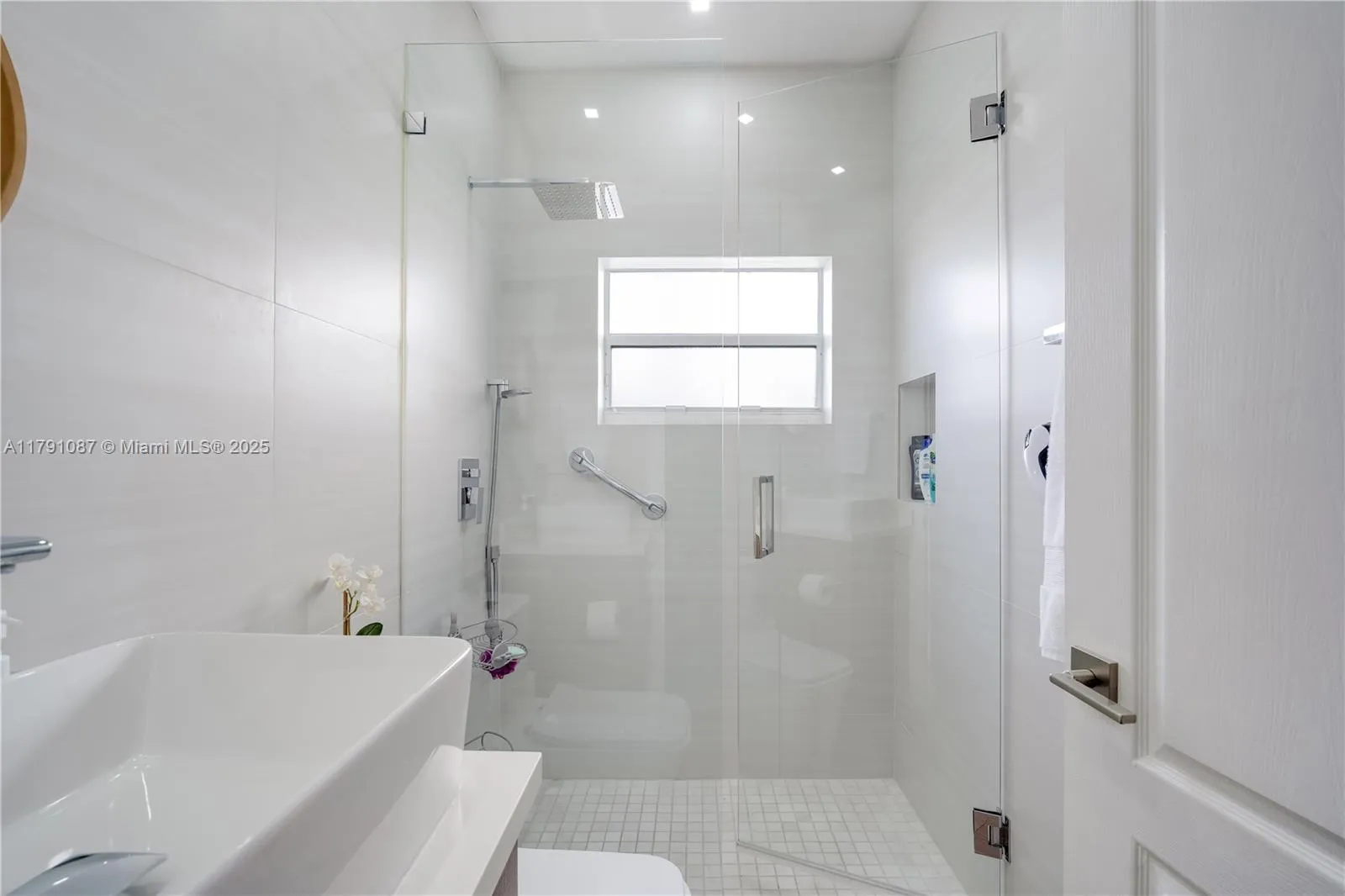 Renovated secondary bathroom *