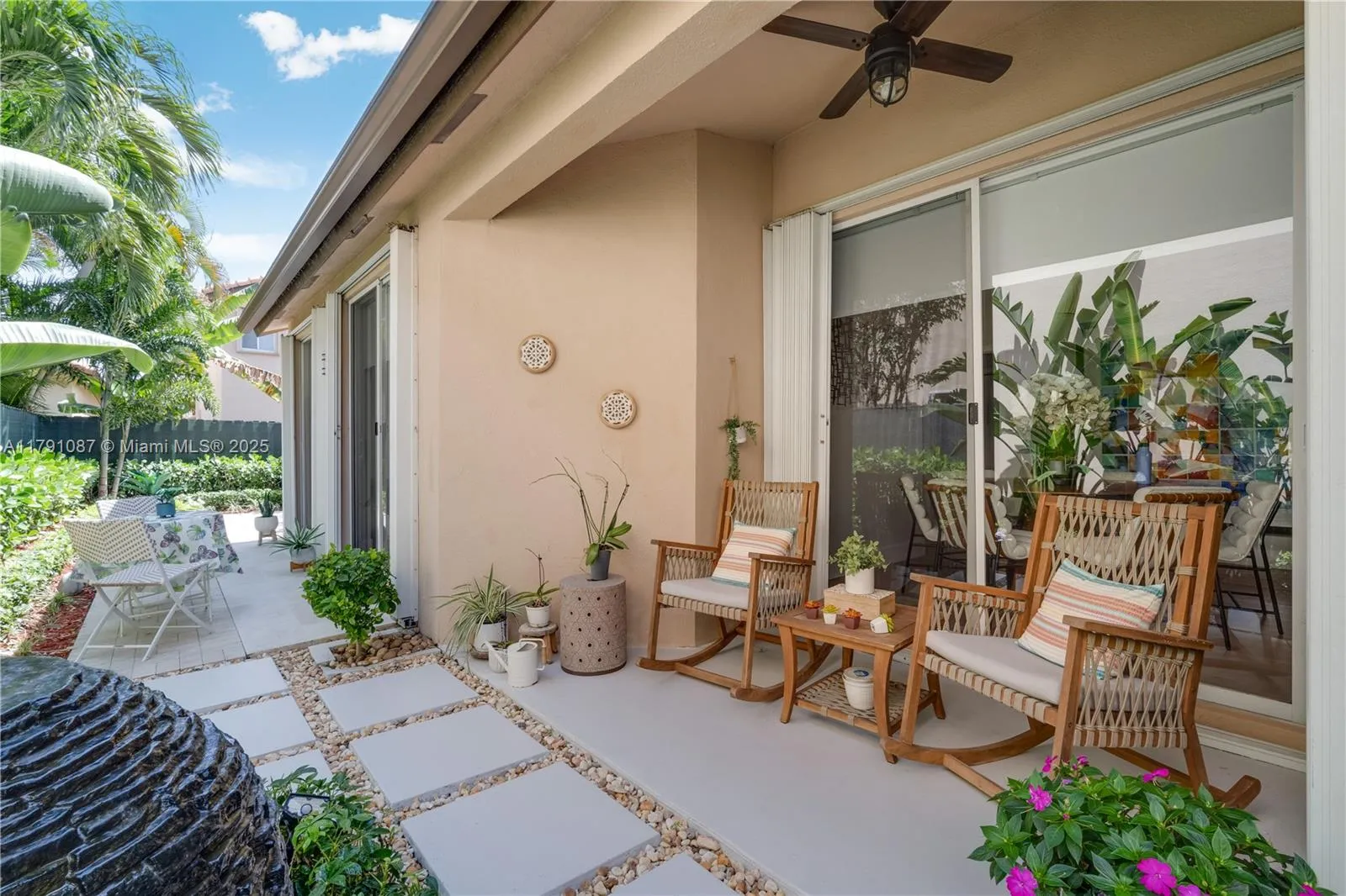 Mini & quaint covered patio * Perfect for relaxing *
