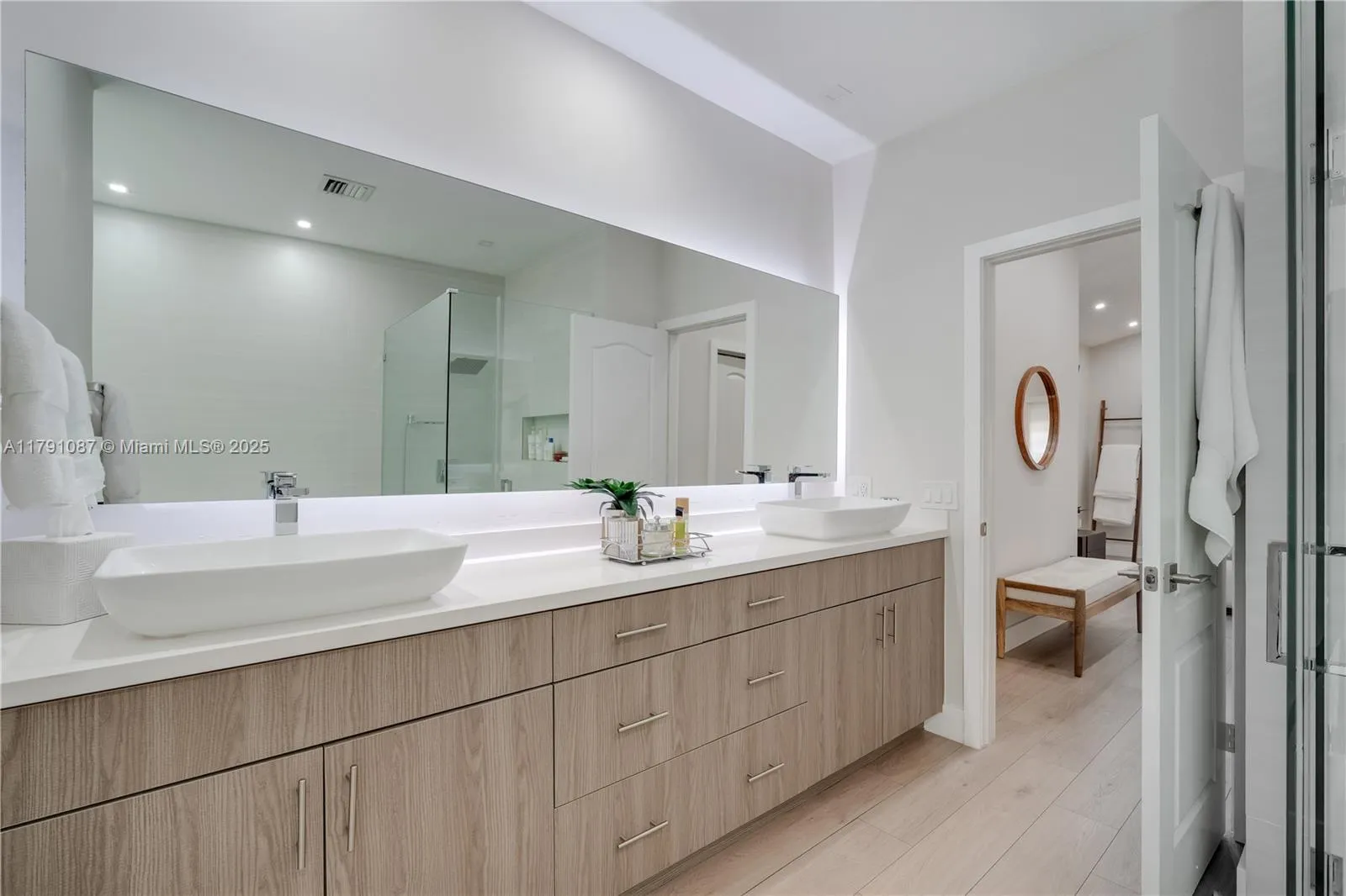 Spa-like main bathroom *