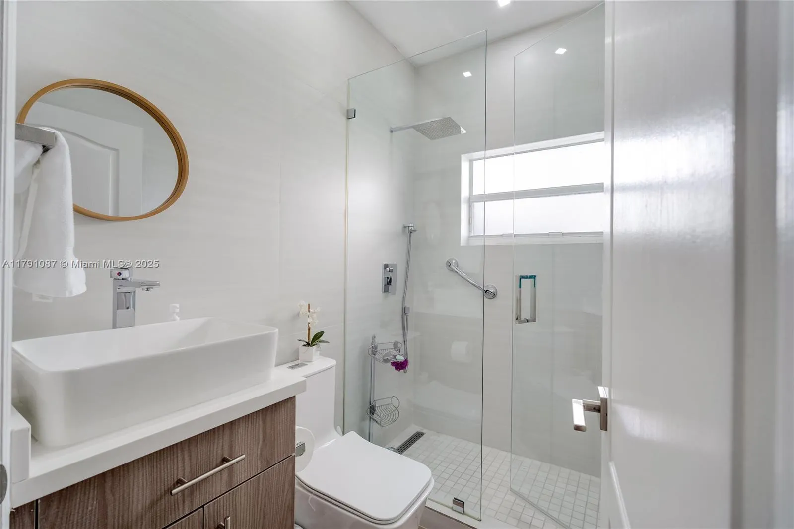 Hall bathroom between the two bedrooms * Totally renovated *