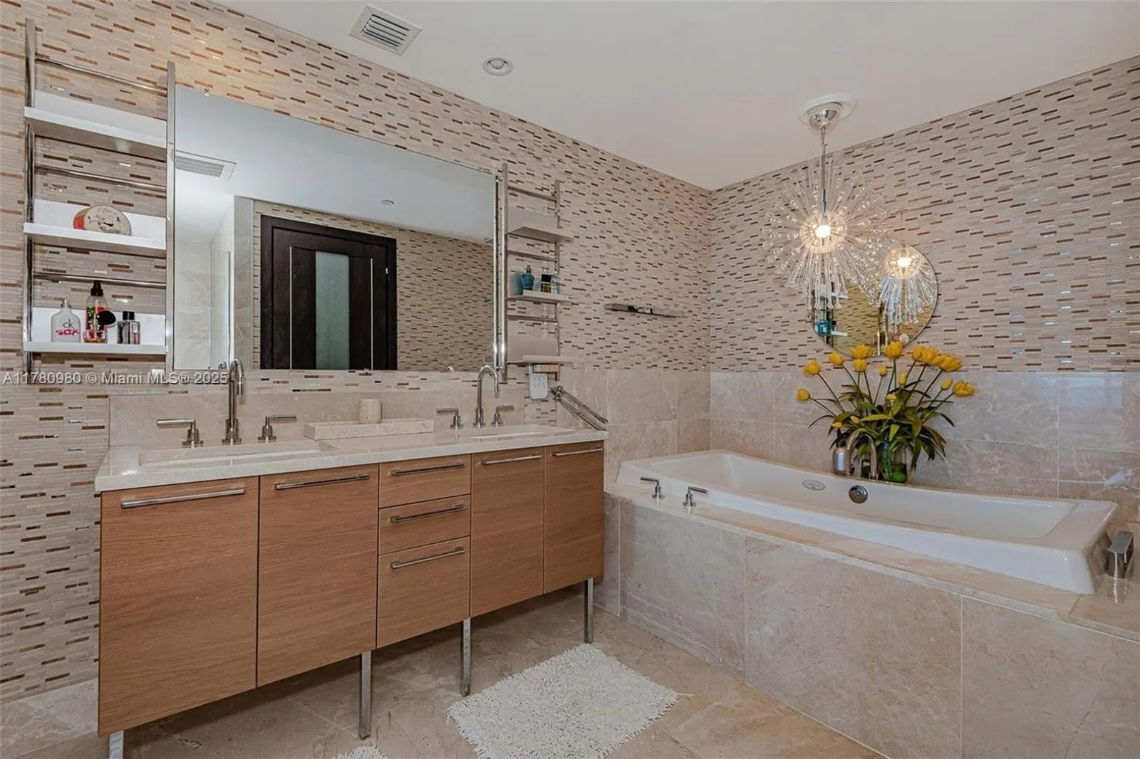 Main with shower & tub
