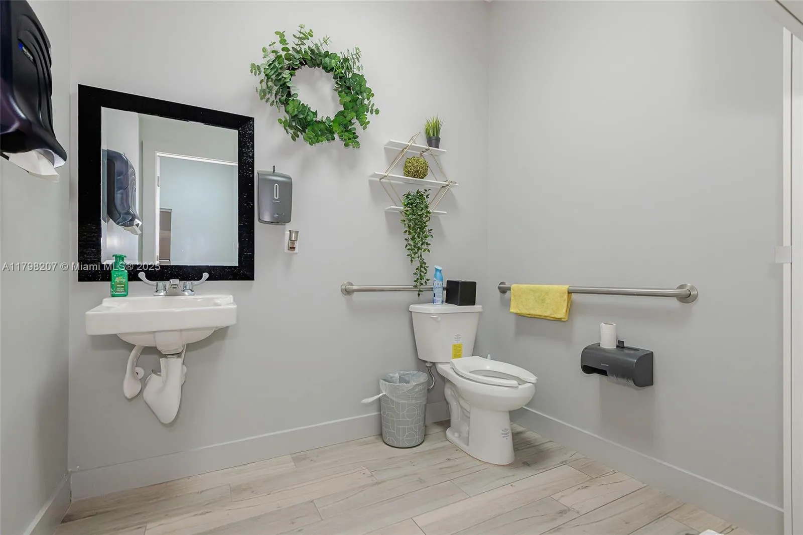 500 S Dixie Hwy, Hollywood, Florida 33020, Hollywood, Florida 33020, ,Commercial Sale,For Sale,500 S Dixie Hwy, Hollywood, Florida 33020,A11798207