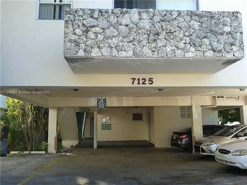 7125 Dickens Ave 4, Miami Beach, Florida 33141, Miami Beach, Florida 33141, 1 Bedroom Bedrooms, ,1 BathroomBathrooms,Residential Lease,For Rent,7125 Dickens Ave 4, Miami Beach, Florida 33141,A11800467