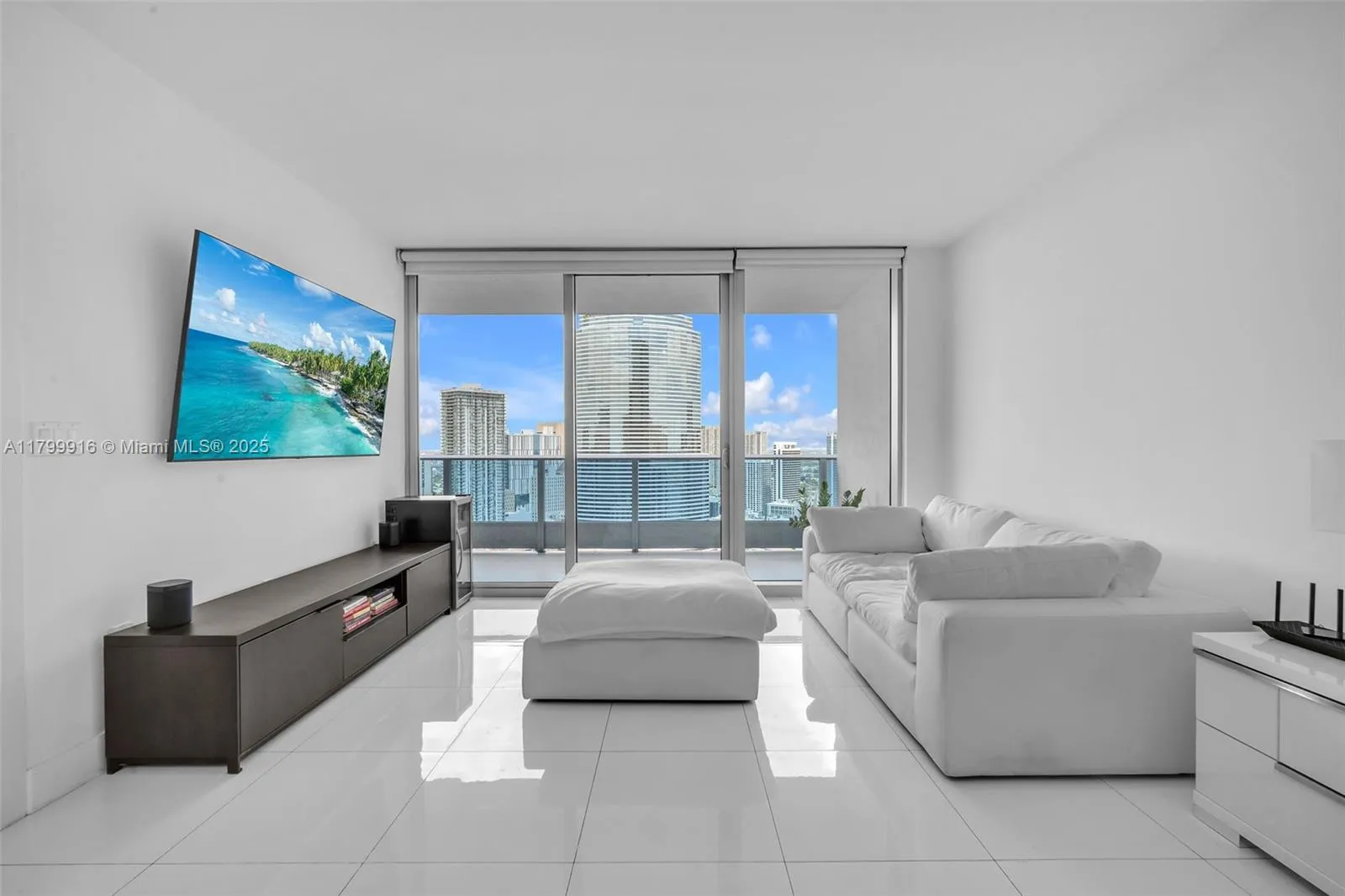 200 Biscayne Boulevard Way 4012, Miami, Florida 33, Miami, Florida 33131, 1 Bedroom Bedrooms, ,1 BathroomBathrooms,Residential,For Sale,200 Biscayne Boulevard Way 4012, Miami, Florida 33,A11799916