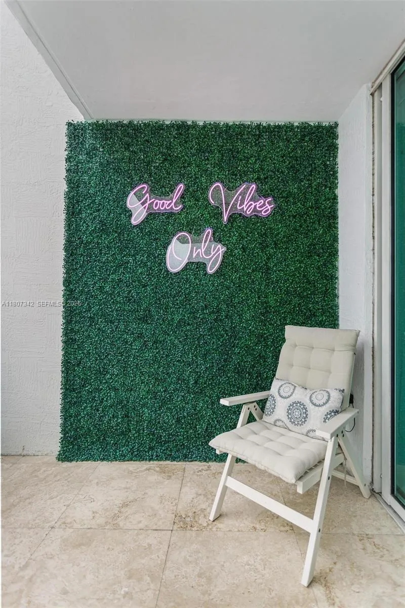 41 Se 5th St 2008, Miami, Florida 33131, Miami, Florida 33131, 2 Bedrooms Bedrooms, 1 Room Rooms,2 BathroomsBathrooms,Residential,For Sale,41 Se 5th St 2008, Miami, Florida 33131,A11807342