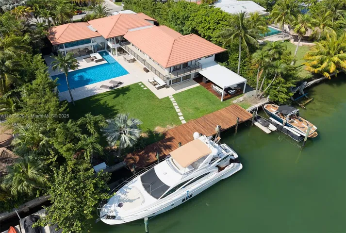 at 201 Knollwood Dr, Key Biscayne, FL 33149 Unit For Rent 5 Bedrooms 6 Bathrooms MLS# A11809629 Price $60,000 5341