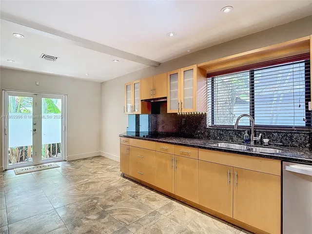 at 2810 Crystal Ct, Miami, FL 33133 Unit For Sale 3 Bedrooms 3 Bathrooms MLS# A11802996 Price $2,200,000 1668