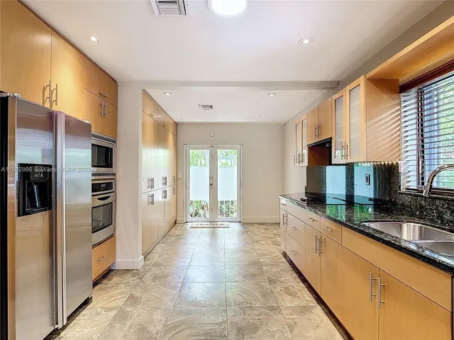 at 2810 Crystal Ct, Miami, FL 33133 Unit For Sale 3 Bedrooms 3 Bathrooms MLS# A11802996 Price $2,200,000 1668