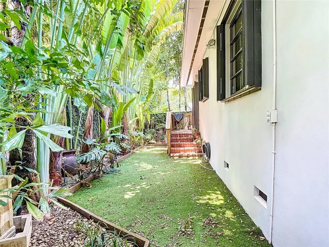 at 2810 Crystal Ct, Miami, FL 33133 Unit For Sale 3 Bedrooms 3 Bathrooms MLS# A11802996 Price $2,200,000 1668