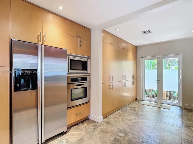 at 2810 Crystal Ct, Miami, FL 33133 Unit For Sale 3 Bedrooms 3 Bathrooms MLS# A11802996 Price $2,200,000 1668