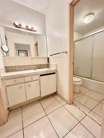 at 100 Lincoln Rd, Miami Beach, FL 33139 Unit For Rent 1 Bathroom MLS# A11811124 Price $2,200 565