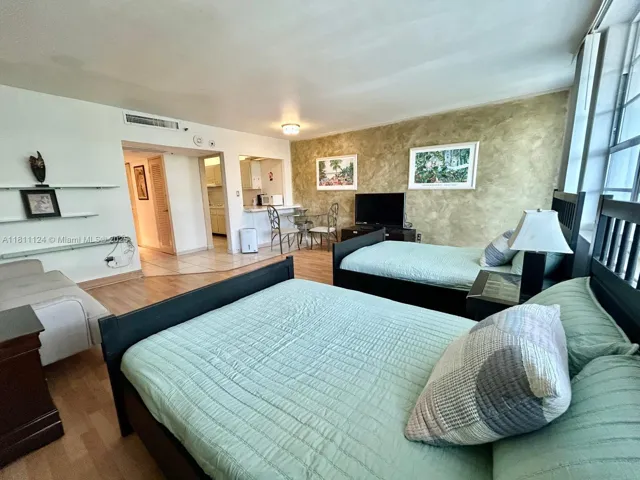 at 100 Lincoln Rd, Miami Beach, FL 33139 Unit For Rent 1 Bathroom MLS# A11811124 Price $2,200 565