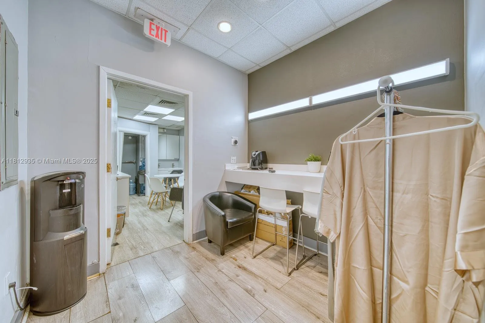 Full Service Beauty Salon On Sunset Dr & 57th, Coral Gables, Florida 33143, ,Business Opportunity,For Sale,Full Service Beauty Salon On Sunset Dr & 57th ,A11812935