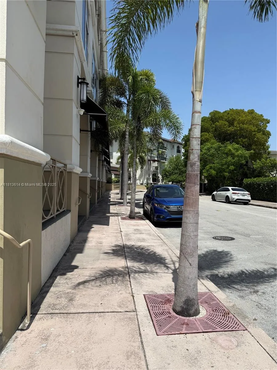 Facing side Street Navarro