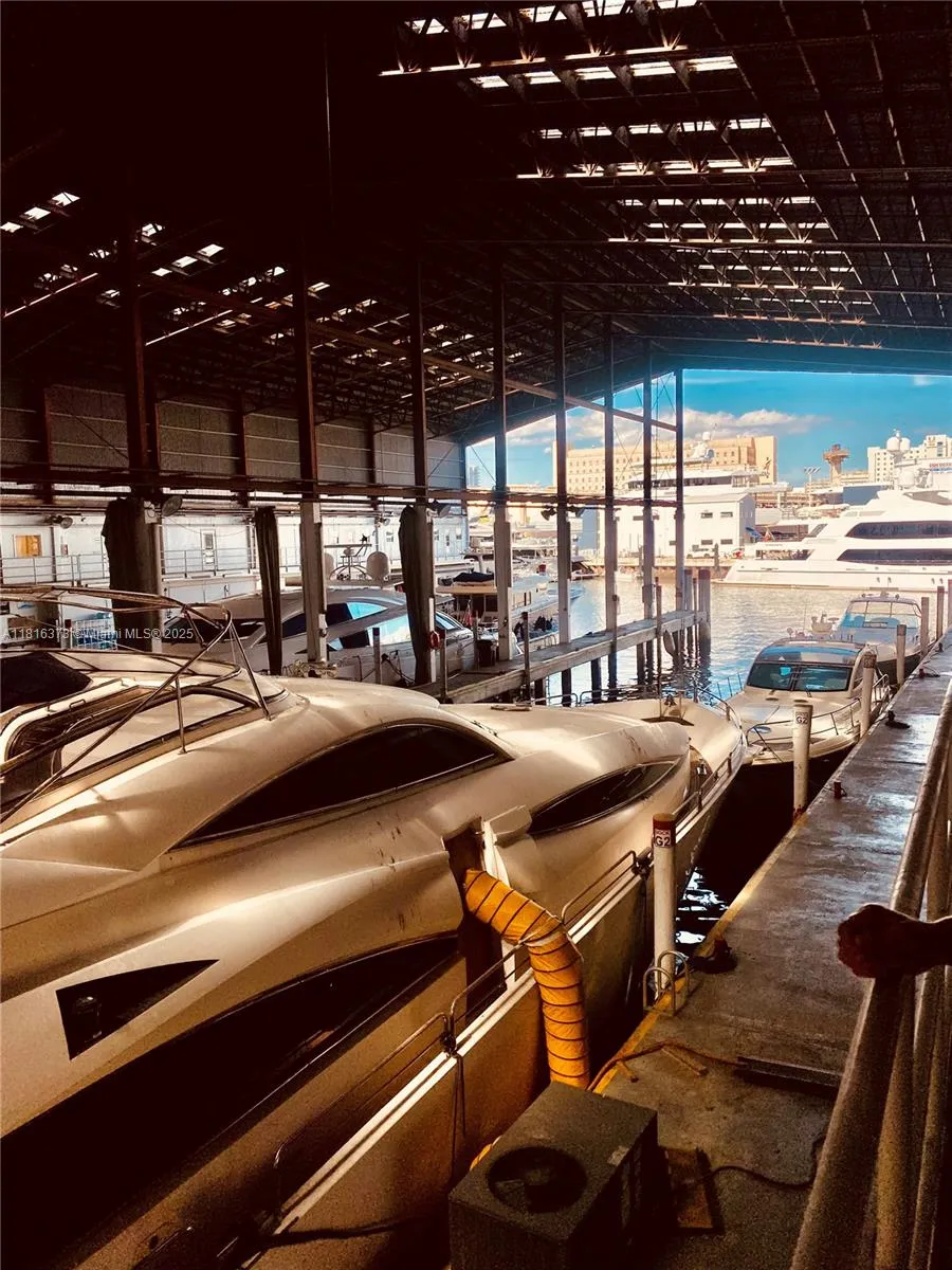 Marine maintenance docking warehouse for landlord RMK