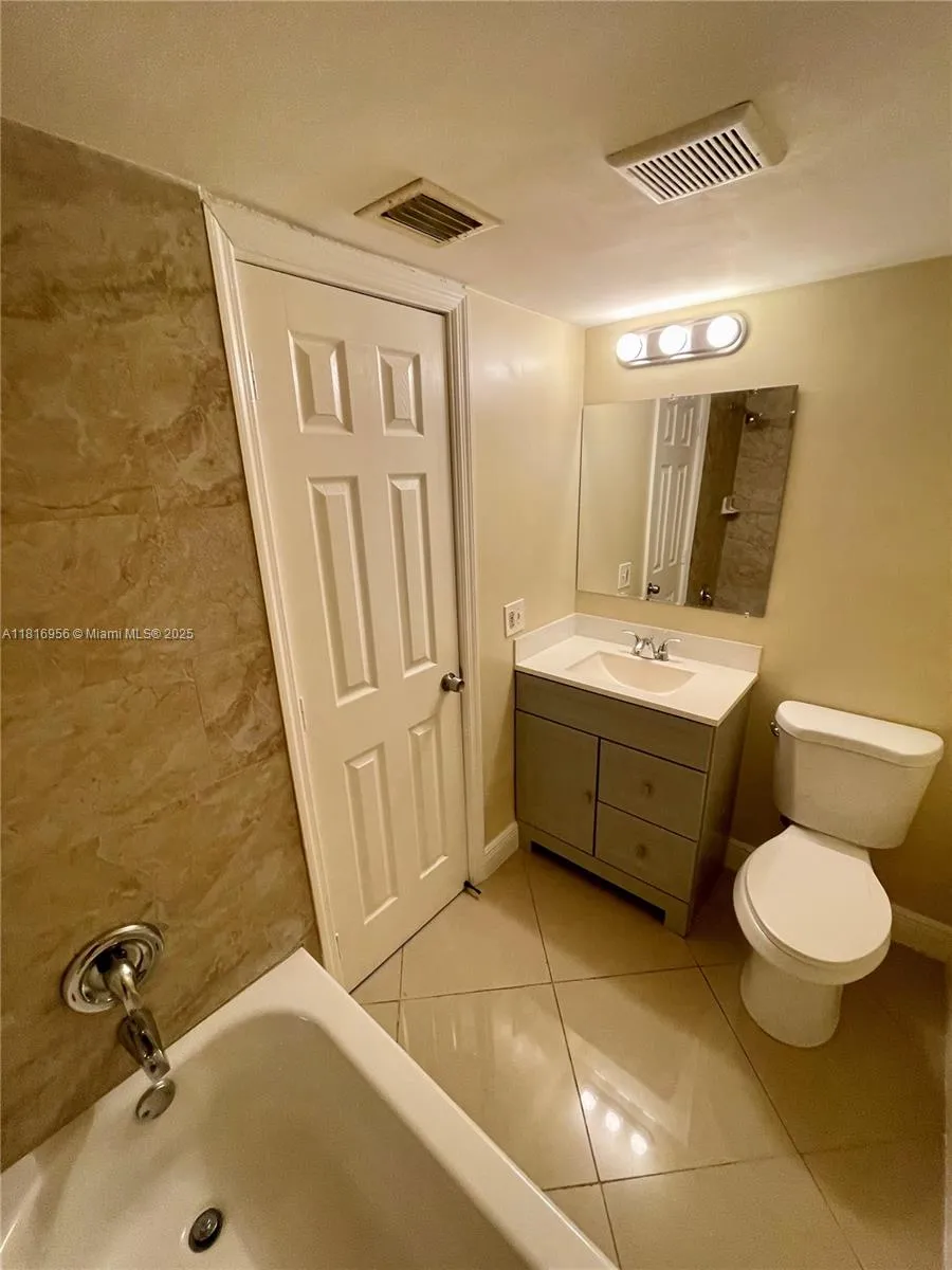 251 Se 6th Ave 3, Pompano Beach, Florida 33060, Pompano Beach, Florida 33060, 1 Bedroom Bedrooms, ,1 BathroomBathrooms,Residential Lease,For Rent,251 Se 6th Ave 3, Pompano Beach, Florida 33060,A11816956