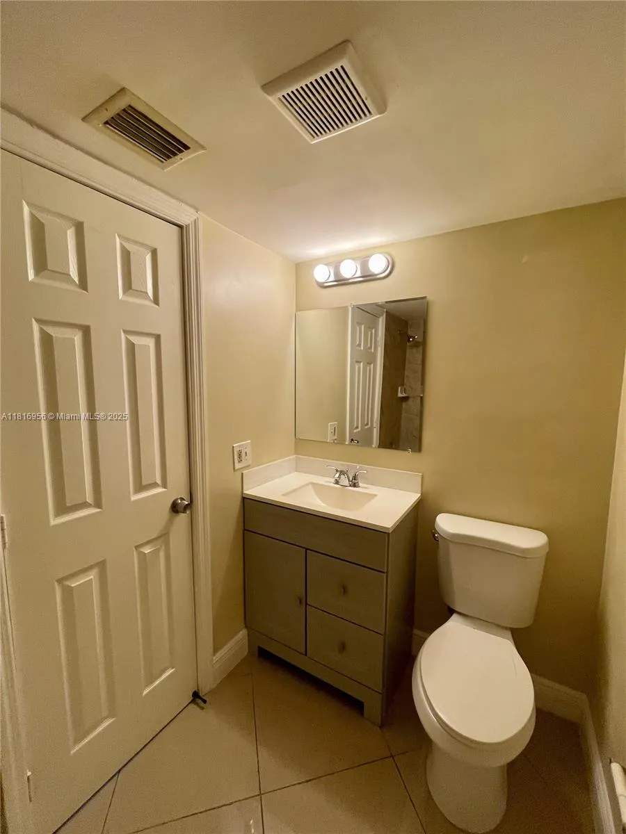 251 Se 6th Ave 3, Pompano Beach, Florida 33060, Pompano Beach, Florida 33060, 1 Bedroom Bedrooms, ,1 BathroomBathrooms,Residential Lease,For Rent,251 Se 6th Ave 3, Pompano Beach, Florida 33060,A11816956