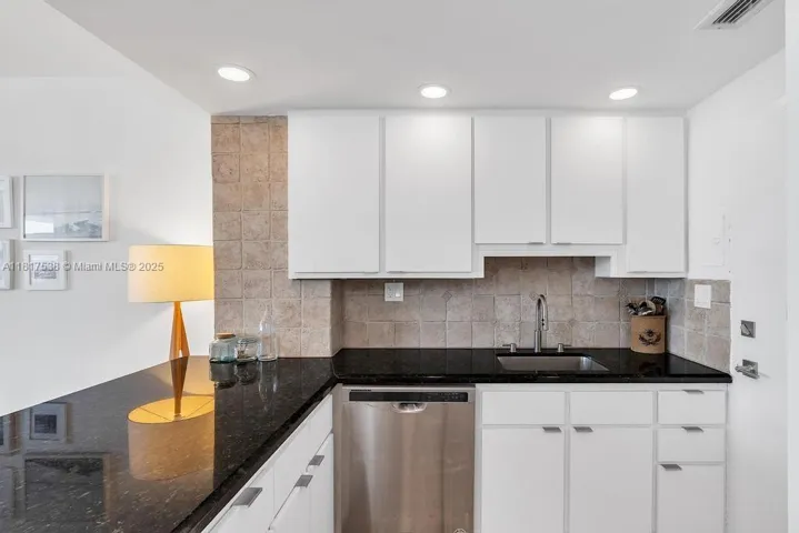 at 20 Island Ave, Miami Beach, FL 33139 Unit For Sale 1 Bedroom 2 Bathrooms MLS# A11817538 Price $589,000 856