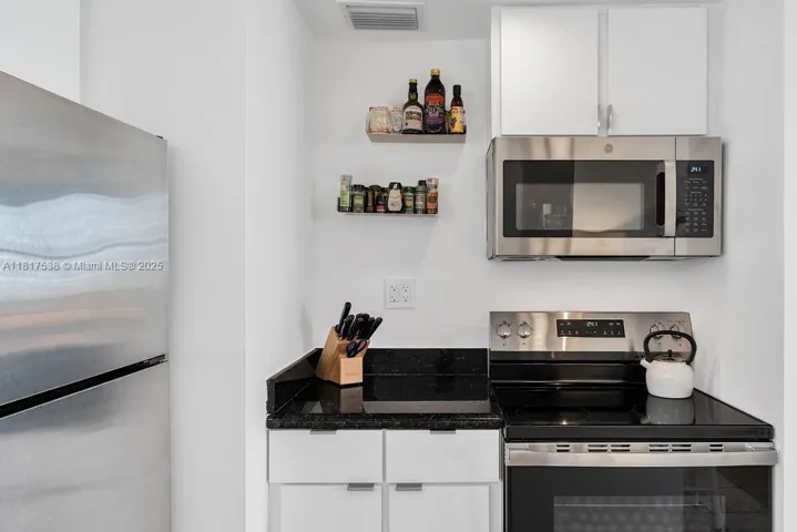 at 20 Island Ave, Miami Beach, FL 33139 Unit For Sale 1 Bedroom 2 Bathrooms MLS# A11817538 Price $589,000 856