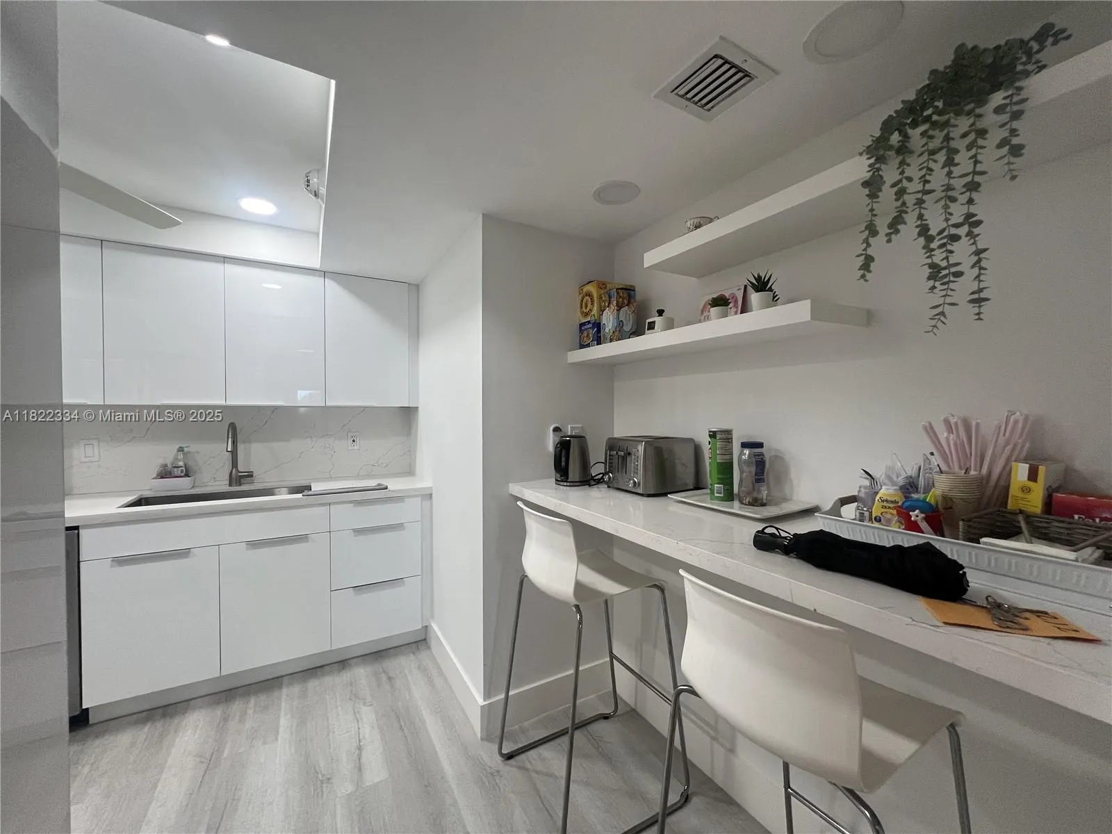 4900 N Ocean Blvd 212, Lauderdale By The Sea, Flor, Lauderdale By The Sea, Florida 33308, 2 Bedrooms Bedrooms, ,2 BathroomsBathrooms,Residential,For Sale,4900 N Ocean Blvd 212, Lauderdale By The Sea, Flor,A11822334