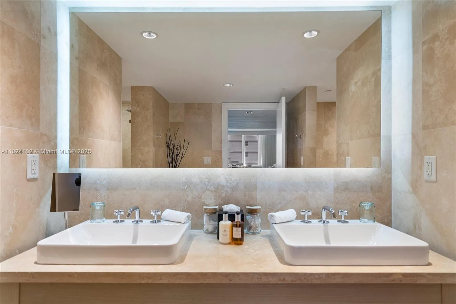 102 24th St 1415, Miami Beach, Florida 33139, Miami Beach, Florida 33139, 3 Bedrooms Bedrooms, ,3 BathroomsBathrooms,Residential,For Sale,102 24th St 1415, Miami Beach, Florida 33139,A11824102