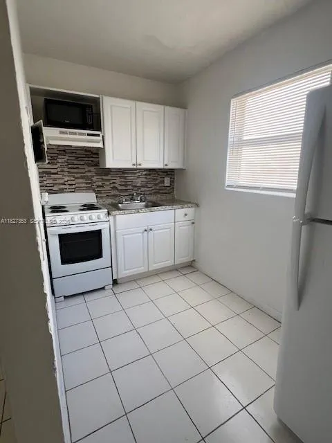 3669 Thomas Ave 2, Miami, Florida 33133, Miami, Florida 33133, 1 Bedroom Bedrooms, ,1 BathroomBathrooms,Residential Lease,For Rent,3669 Thomas Ave 2, Miami, Florida 33133,A11827353