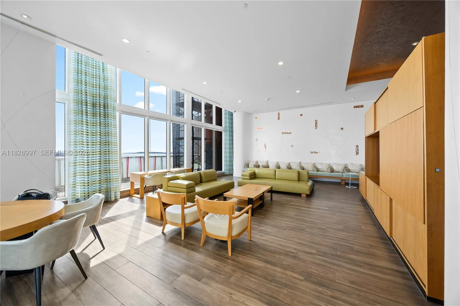 50 Biscayne Blvd 4706, Miami, Florida 33132, Miami, Florida 33132, 2 Bedrooms Bedrooms, ,2 BathroomsBathrooms,Residential,For Sale,50 Biscayne Blvd 4706, Miami, Florida 33132,A11828997