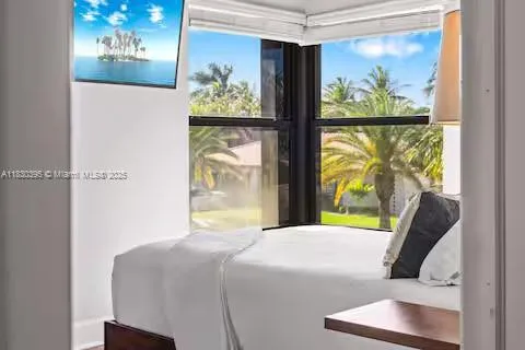 Wake up to palm trees and ocean dreams!