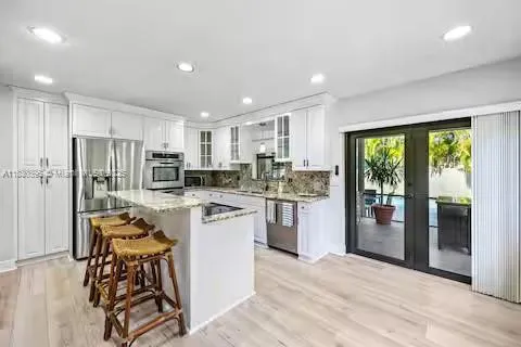 White kitchen perfection with a tropical twist!