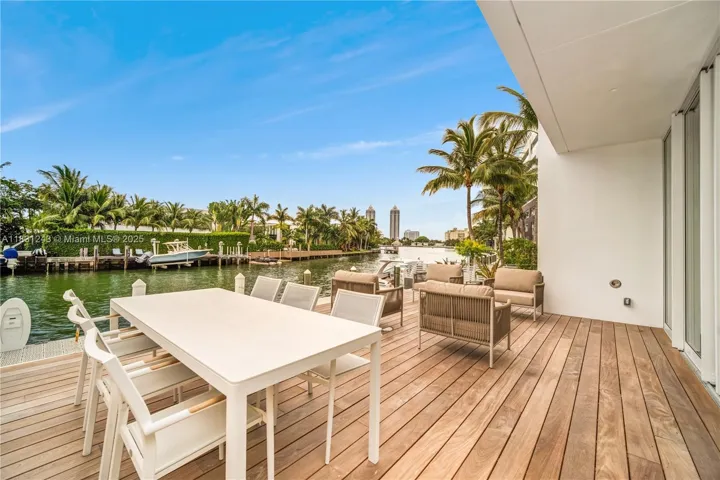 at 1011 48th St, Miami Beach, FL 33140 Unit For Rent 4 Bedrooms 5 Bathrooms MLS# A11831243 Price $59,500 5154