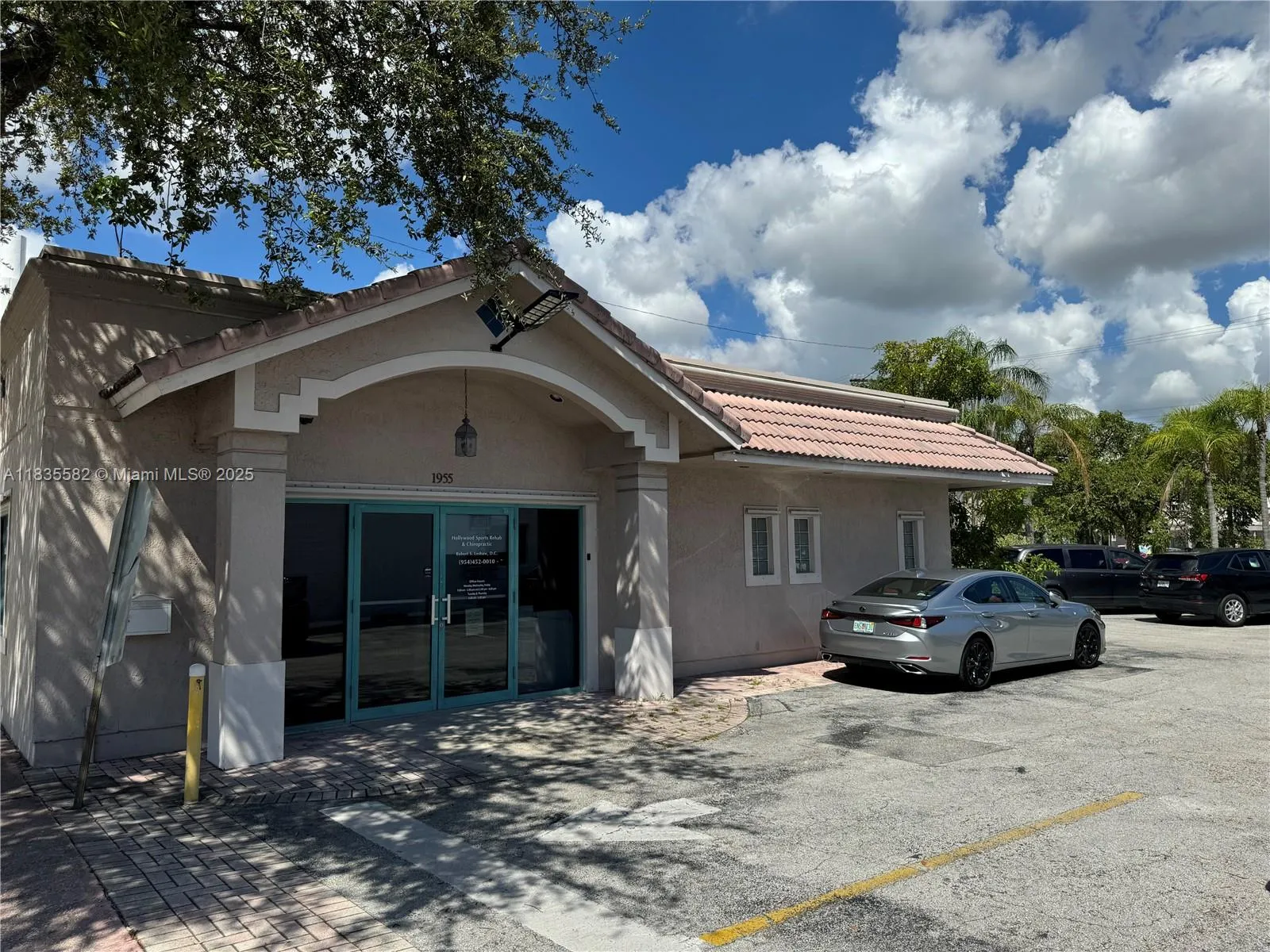 fCorner building on 10,000 sq ft lot