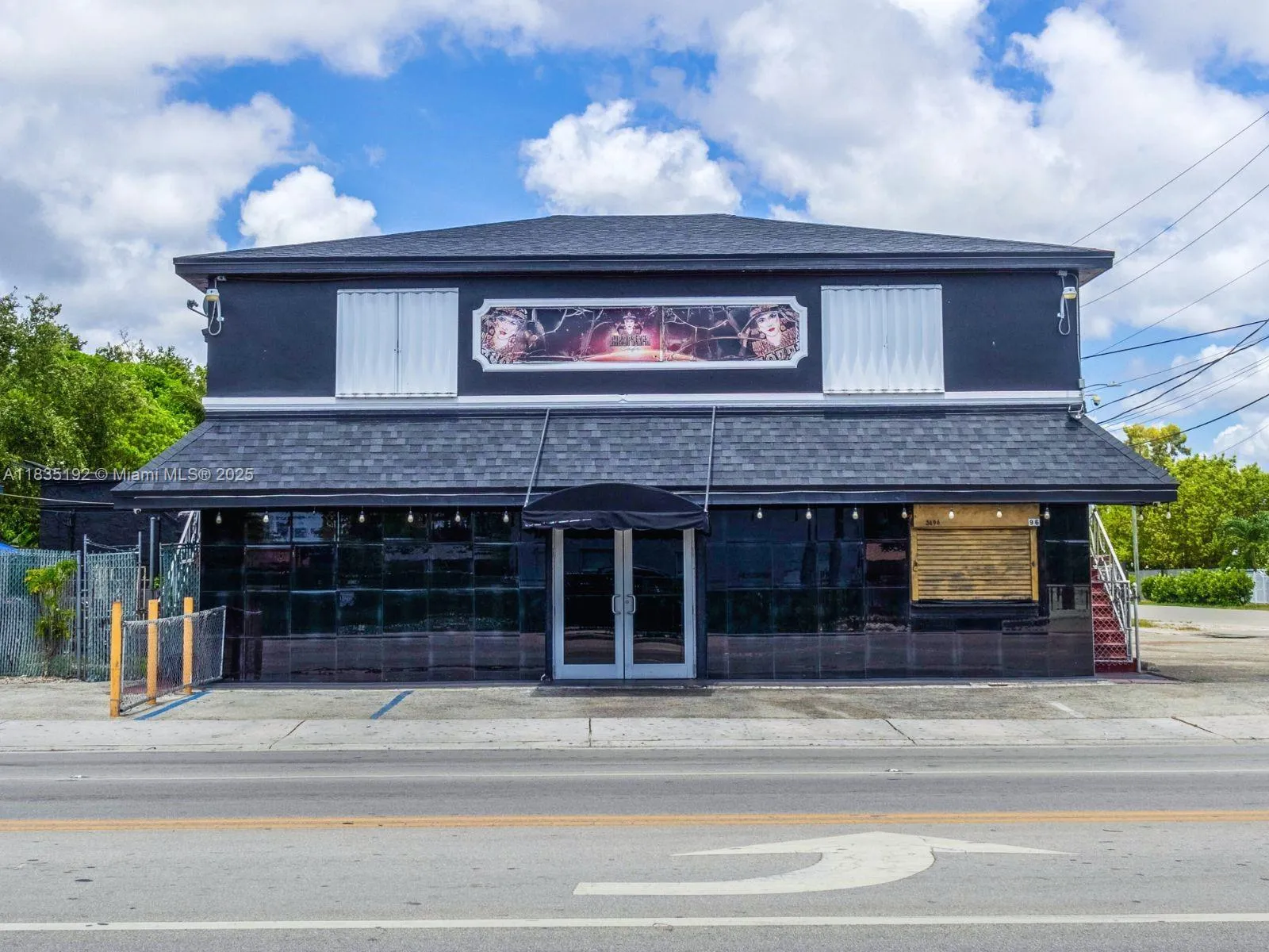 Comercial Space: Currently used as night club & restaurant.