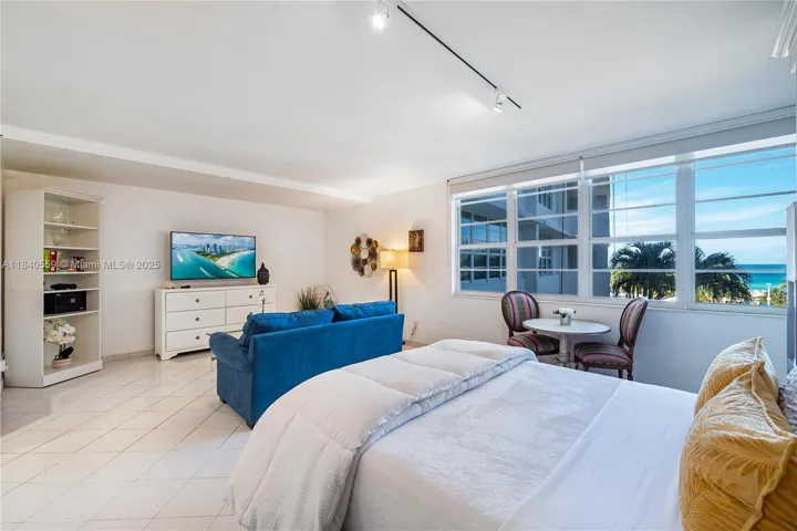 at 100 Lincoln Rd, Miami Beach, FL 33139 Unit For Rent 1 Bathroom MLS# A11840559 Price $2,450 570