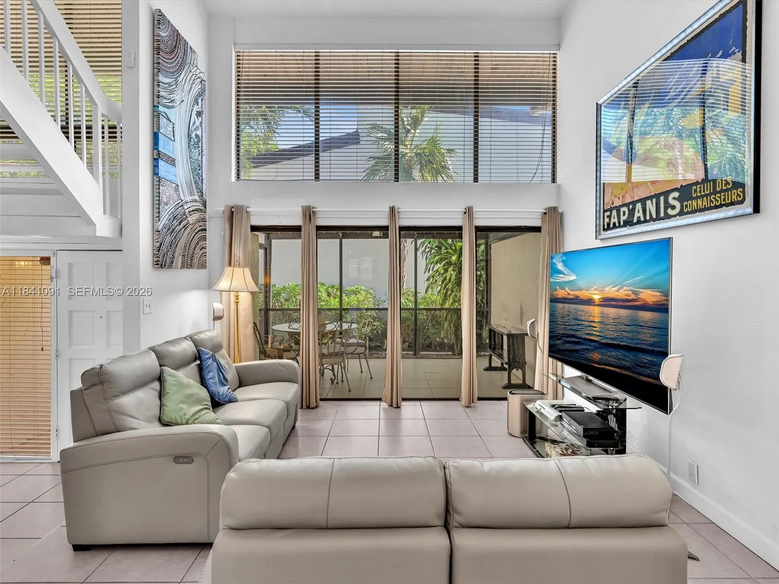 Ample Living Room area, with Volume ceiling