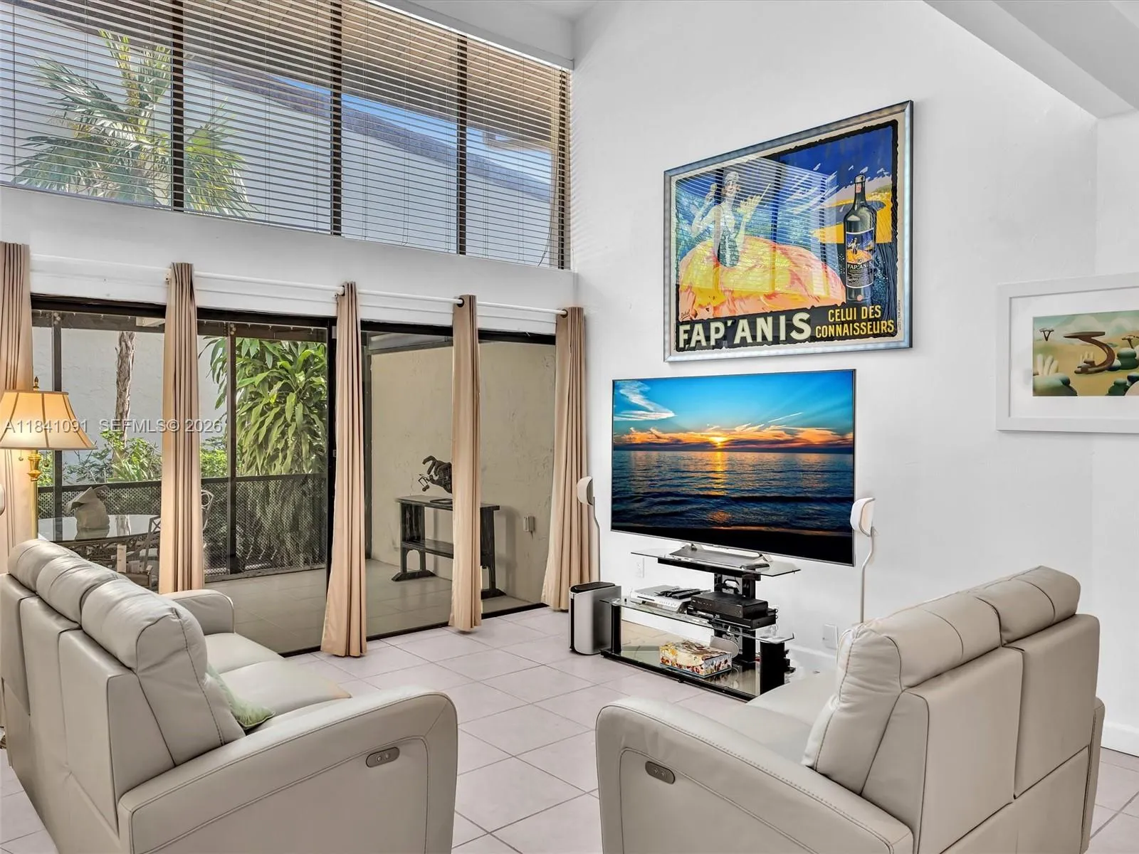 Ample Living Room area, with Volume ceiling